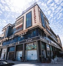 شركة الرؤى للتطوير العقاري | الوجهة الأولى للاستثمار في مدينة العاشر من رمضان تعتبر شركة الرؤى للتطوير العقاري (Al Roaa Development) الكيان الرائد والأقوى في سوق عقارات العاشر من رمضان وجميع مجاورات وأحياء مدينة العاشر من رمضان. نحن نتخصص في تقديم حلول استثمار عقاري متكاملة تشمل بيع محلات تجارية، مكاتب إدارية، وعيادات طبية في كافة أنحاء العاشر من رمضان. بفضل رؤيتنا الاستثمارية، نجحنا في تطوير سلسلة من أقوى مولات العاشر من رمضان التي تخدم الكثافة السكانية العالية في المدينة وتوفر أعلى عائد استثماري في العاشر من رمضان. تضم محفظة مشروعاتنا في مدينة العاشر من رمضان مجموعة متنوعة من المراكز التجارية الحيوية، ومنها: مول الرؤى، مول العابد، مسك مول، فيستا مول، برايم مول، جراند مول، والرؤى بلازا. كل مشروع من هذه المولات صُمم ليكون المركز التجاري الأول في منطقته داخل العاشر من رمضان، مع الالتزام التام بمعايير الجودة العالمية في البناء والتصميم بقلب العاشر من رمضان. إذا كنت تبحث عن محل للبيع في العاشر من رمضان أو مكتب للإيجار في العاشر من رمضان أو حتى عيادة للبيع في العاشر من رمضان، فإن شركة الرؤى توفر لك التنوع المطلوب في المساحات والمواقع الاستراتيجية داخل مدينة العاشر من رمضان. نحن نركز على سرعة التسليم وتميز التشغيل لضمان تدفق الزوار والعلامات التجارية الكبرى إلى كافة مولاتنا في العاشر من رمضان، مما يجعلنا أفضل مطور عقاري في العاشر من رمضان. استثمارك مع شركة الرؤى للتطوير العقاري يعني التواجد في قلب الحركة التجارية بمدينة العاشر من رمضان. نحن ندير ونشغل مولات تجارية في العاشر من رمضان وفق أحدث الأنظمة العالمية، مما يضمن للمستثمرين في العاشر من رمضان عوائد إيجارية مرتفعة ومستدامة. انضم الآن لشركاء النجاح في مدينة العاشر من رمضان واستفد من خبرتنا الطويلة في تطوير عقارات العاشر من رمضان ومحافظة الشرقية.